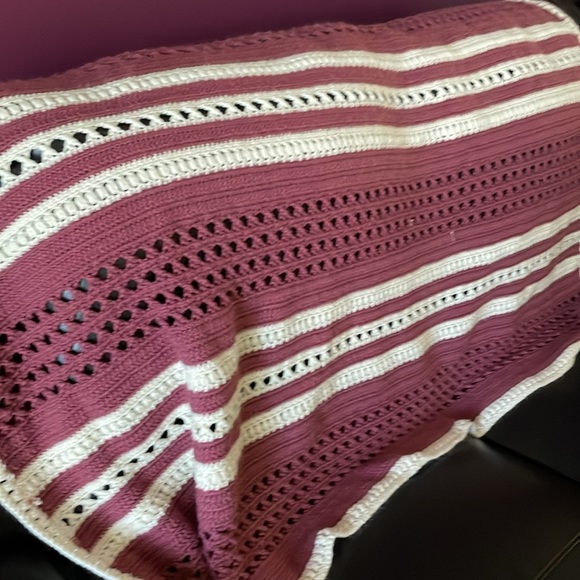 Mauve pink and cream knitted crochet throw blanket cottagecore - Picture 2 of 2